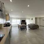 Vila Sublime Neuve Proche De La *